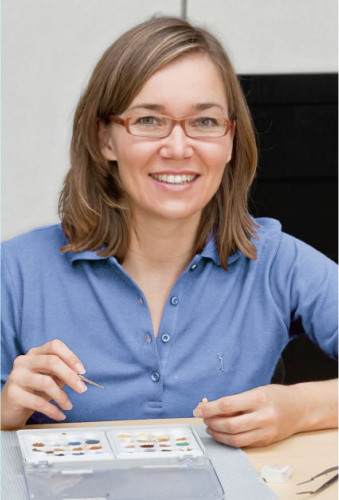 
<h3>Irina Rupp-Meidlinger</h3>
Zahntechnikermeisterin<br>
<br>
<br>
2001<br>
Gewinnerin des Klaus-Kanter-Preises<br>
<br>
2001<br>
Meisterprüfung Handwerkskammer Stuttgart<br>
Abschluß als Jahrgangsbeste<br>
<br>
1996<br>
Gesellenprüfung Handwerkskammer Stuttgart<br>
<br>
1992-1996<br>
Ausbildung zur Zahntechnikerin<br>
